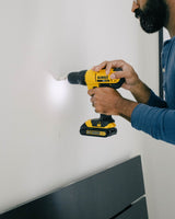 Ejemplo de uso de un taladro inalámbrico para perforar una pared. Fotografía referencial de la categoría.