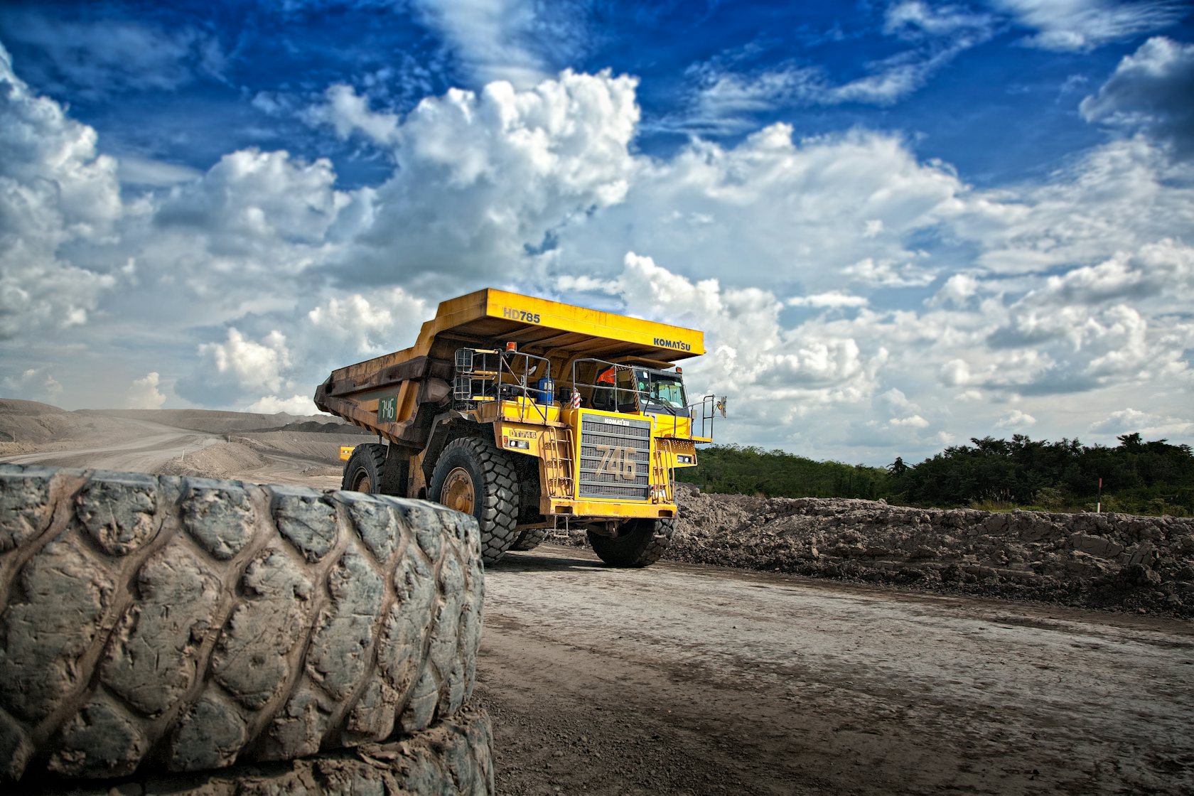Maquinaria y transporte en un entorno de trabajo industrial
